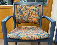 Stühle aus Holz blau mit bunter Sitzauflage / Lehne